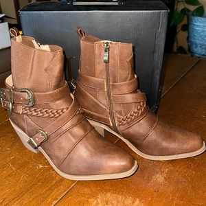 L&B Lucky & Blessed NIB Style LB-AB001 Boots Color Rust Ice Red Never Worn